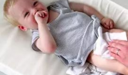 婴儿换尿布视频,温馨瞬间捕捉