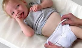 婴儿换尿布视频,温馨瞬间捕捉